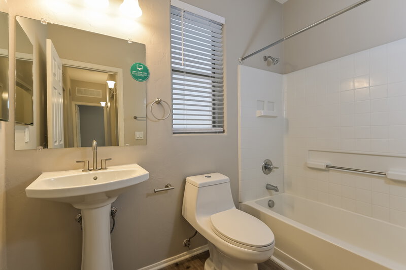1,840/Mo, 405 E Placita Nodo Sahuarita, AZ 85629 Bathroom View 2
