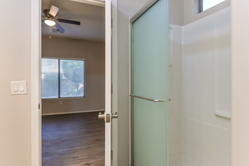 1,840/Mo, 405 E Placita Nodo Sahuarita, AZ 85629 Bathroom View 3