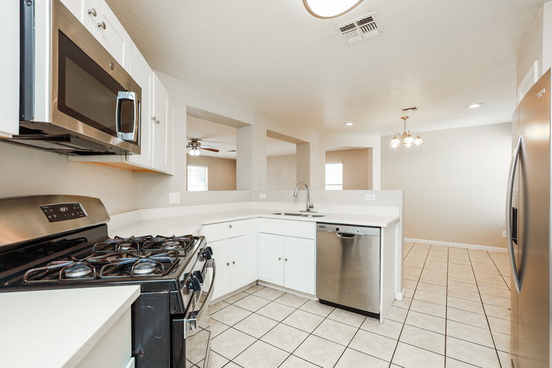 1,870/Mo, 1552 E Maryland Place Tucson, AZ 85706 Kitchen View 2