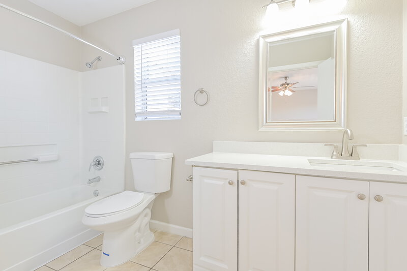 2,860/Mo, 1552 E Maryland Place Tucson, AZ 85706 Main Bathroom View