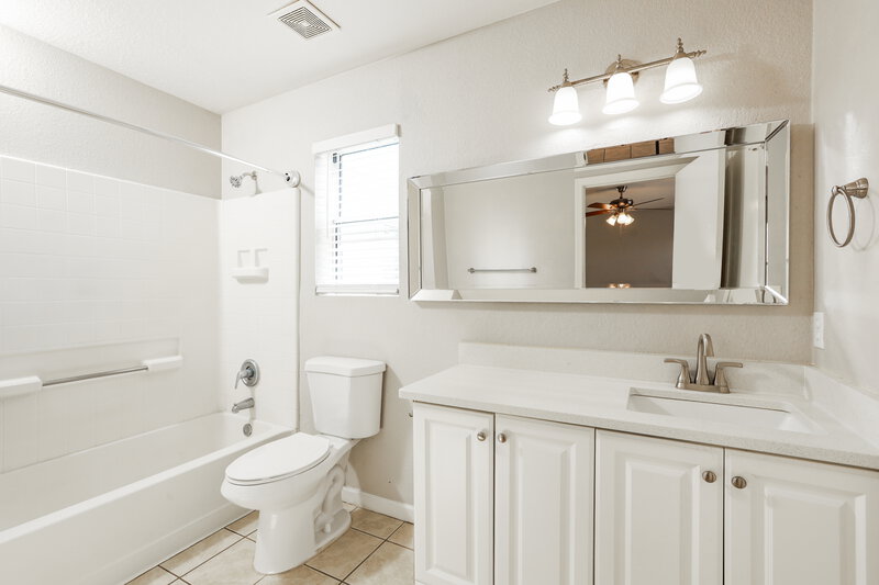 1,870/Mo, 1552 E Maryland Place Tucson, AZ 85706 Main Bathroom View