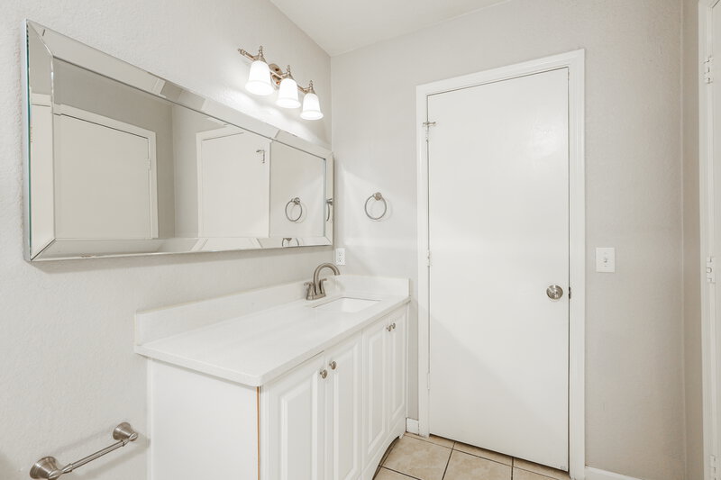 1,870/Mo, 1552 E Maryland Place Tucson, AZ 85706 Main Bathroom View 2