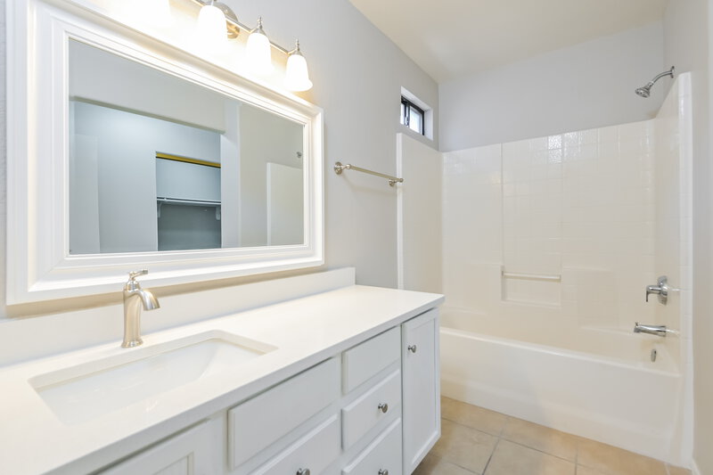 1,750/Mo, 1809 W Rue De La Montagne Tucson, AZ 85746 Main Bathroom View