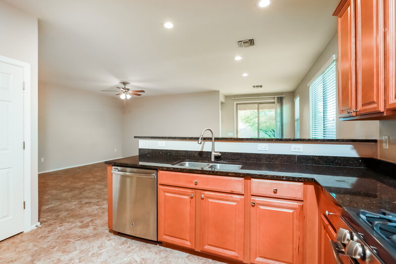 1,630/Mo, 7422 S Salt Water Dr Tucson, AZ 85757 Kitchen View 2