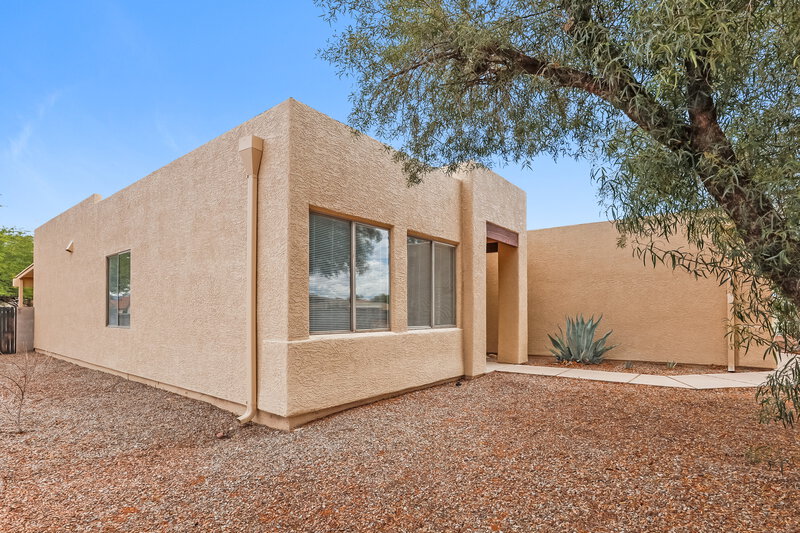 2,015/Mo, 1534 W Churchill Place Tucson, AZ 85746 Front View
