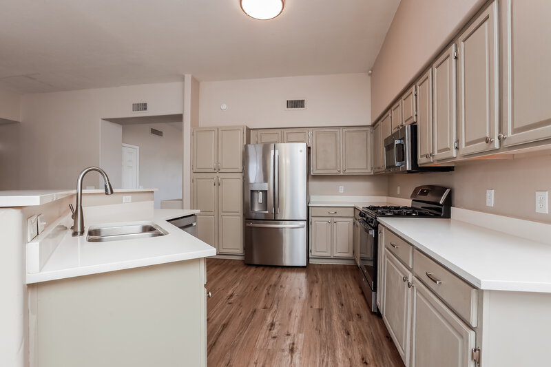 2,015/Mo, 1534 W Churchill Place Tucson, AZ 85746 Kitchen View 2