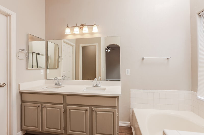 2,015/Mo, 1534 W Churchill Place Tucson, AZ 85746 Main Bathroom View