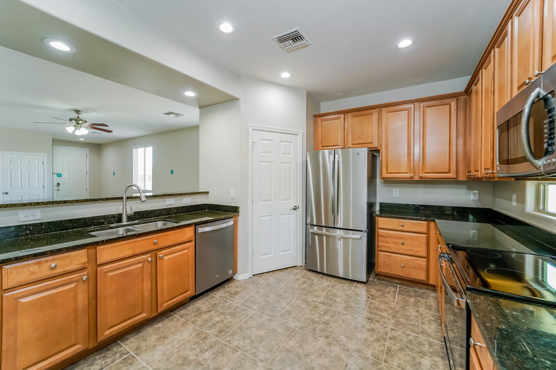 1,800/Mo, 7551 S Dark Sands Dr Tucson, AZ 85757 Kitchen View 2