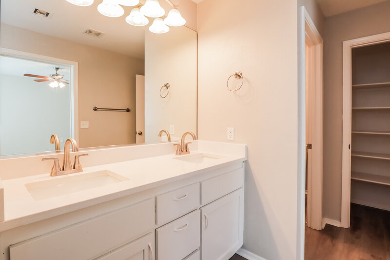 1,895/Mo, 2755 N Saramano Ln Tucson, AZ 85712 Main Bathroom View