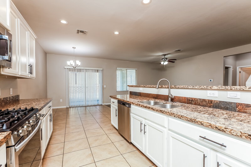 2,260/Mo, 8237 W Kittiwake Ln Tucson, AZ 85757 Kitchen View 2