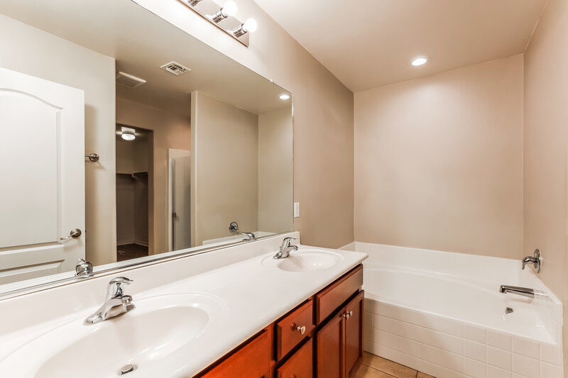 2,260/Mo, 8237 W Kittiwake Ln Tucson, AZ 85757 Main Bathroom View