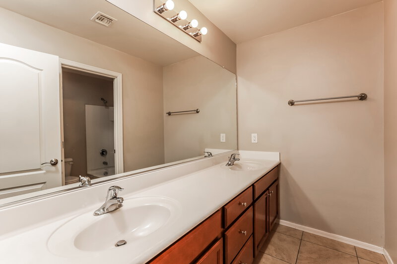 2,260/Mo, 8237 W Kittiwake Ln Tucson, AZ 85757 Bathroom View 2
