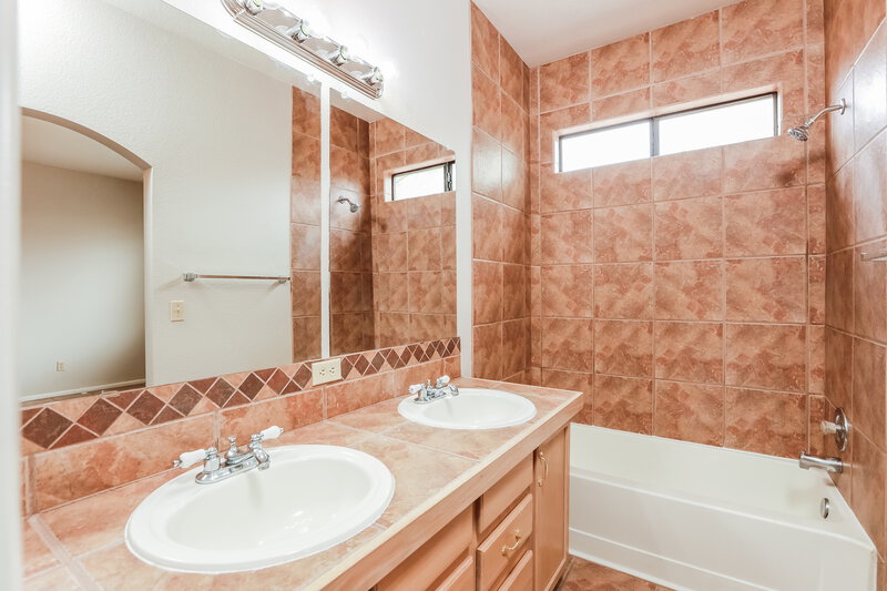 1,925/Mo, 9997 E Paseo San Ardo Tucson, AZ 85747 Main Bathroom View