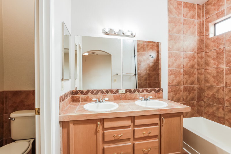 1,925/Mo, 9997 E Paseo San Ardo Tucson, AZ 85747 Main Bathroom View 2