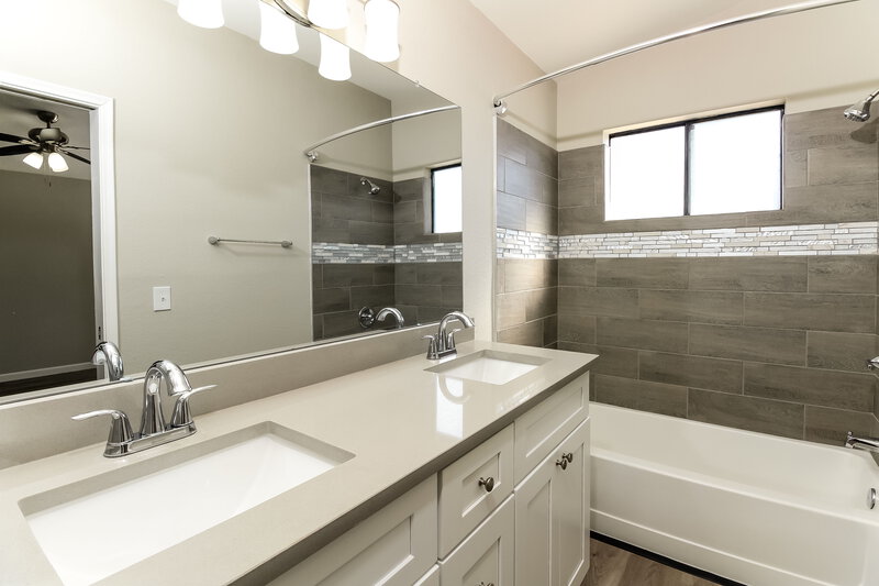 0/Mo, 5910 N Edenbrook Ln Tucson, AZ 85741 Main Bathroom View