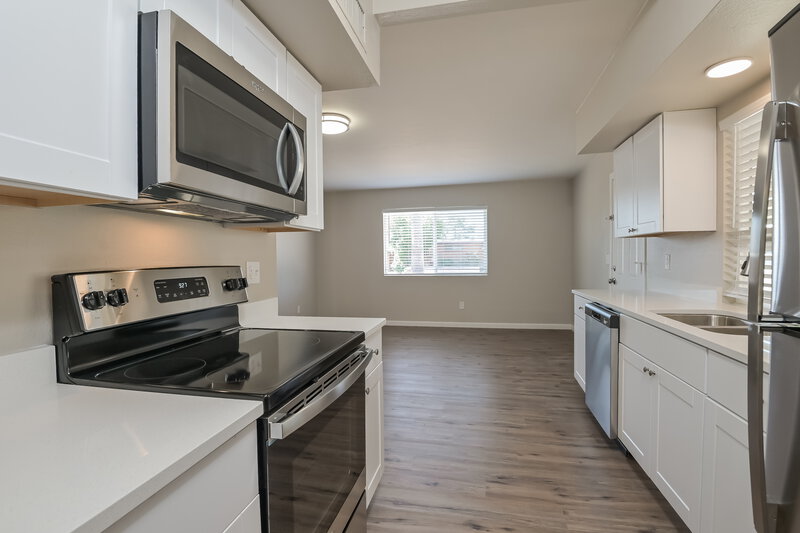 2,015/Mo, 7641 E 27th St Tucson, AZ 85710 Kitchen View 2