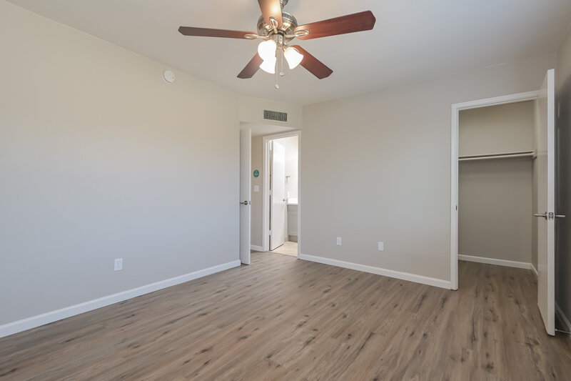 2,015/Mo, 7641 E 27th St Tucson, AZ 85710 Main Bedroom View 2