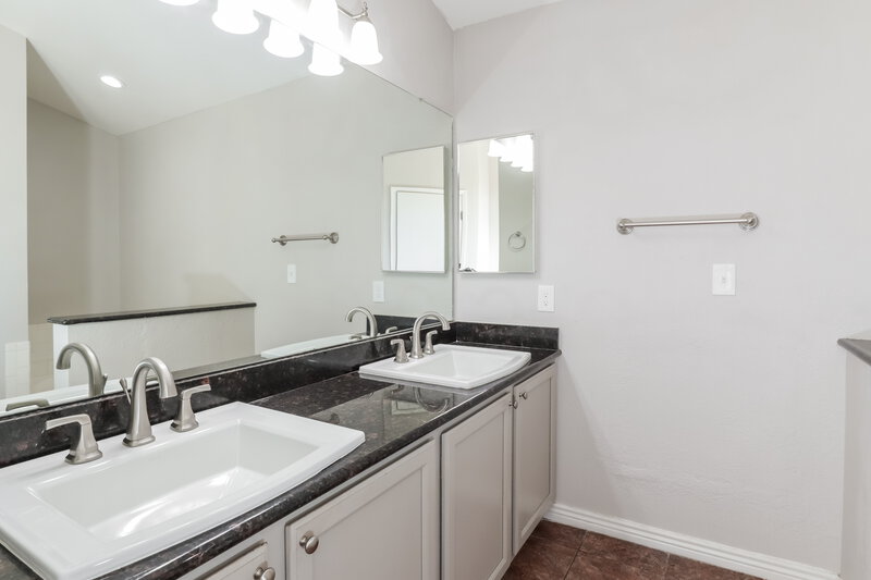 1,995/Mo, 2571 W Blaine Ct Tucson, AZ 85745 Main Bathroom View