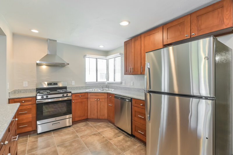 1,675/Mo, 1018 N Columbus Blvd Tucson, AZ 85711 Kitchen View 2