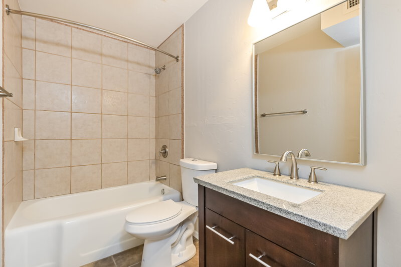 1,675/Mo, 1018 N Columbus Blvd Tucson, AZ 85711 Main Bathroom View