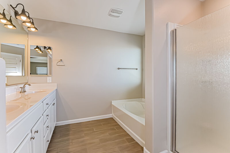 2,785/Mo, 215 W Charles L McKay St # 5 Vail, AZ 85641 Main Bathroom View