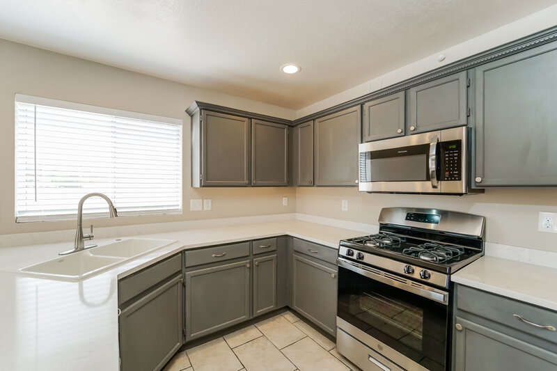 2,250/Mo, 9920 N Stageline Trl Tucson, AZ 85742 Kitchen View