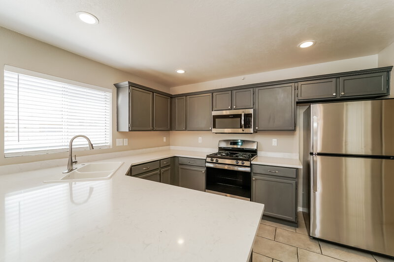 2,250/Mo, 9920 N Stageline Trl Tucson, AZ 85742 Kitchen View 2