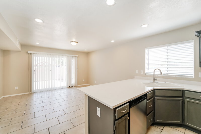 2,250/Mo, 9920 N Stageline Trl Tucson, AZ 85742 Kitchen View 3