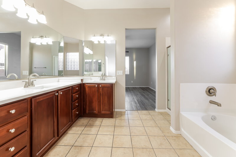 2,300/Mo, 7605 S Granite Hill Dr Tucson, AZ 85757 Main Bathroom View