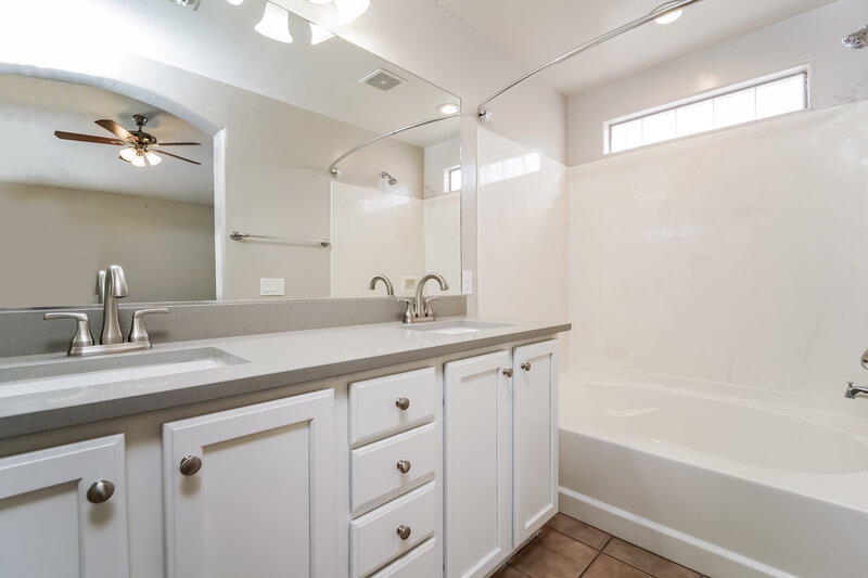 2,095/Mo, 6821 W Copperwood Way Tucson, AZ 85757 Main Bathroom View