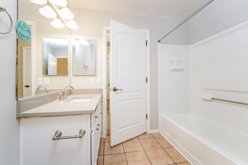 2,095/Mo, 6821 W Copperwood Way Tucson, AZ 85757 Main Bathroom View 2