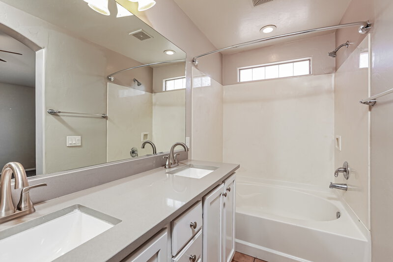 1,975/Mo, 6821 W Copperwood Way Tucson, AZ 85757 Main Bathroom View