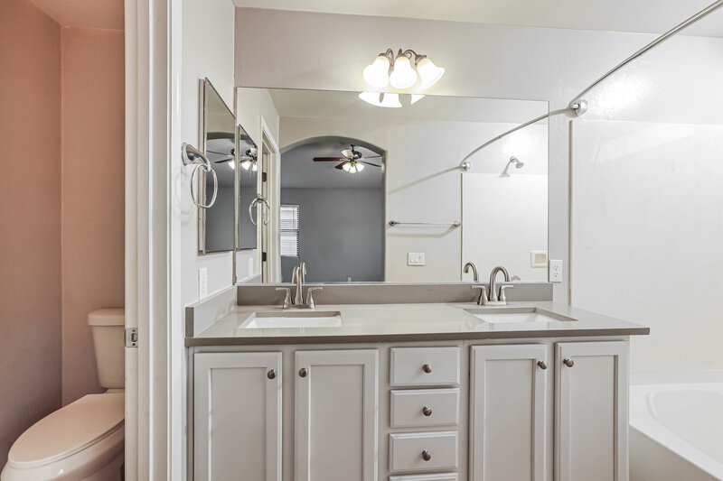 1,975/Mo, 6821 W Copperwood Way Tucson, AZ 85757 Main Bathroom View 2