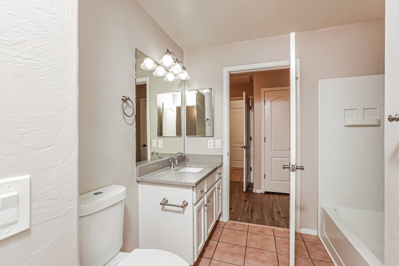 1,975/Mo, 6821 W Copperwood Way Tucson, AZ 85757 Bathroom View