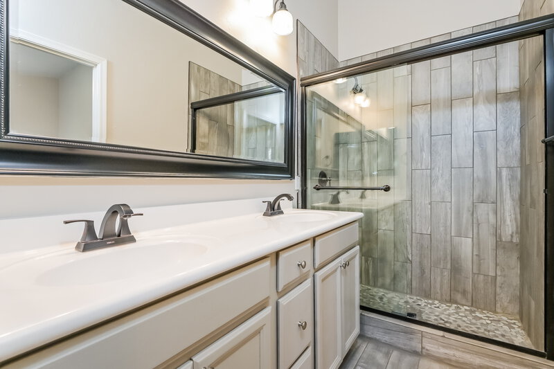 2,110/Mo, 991 E Mowry Wash Ln Sahuarita, AZ 85629 Bathroom View