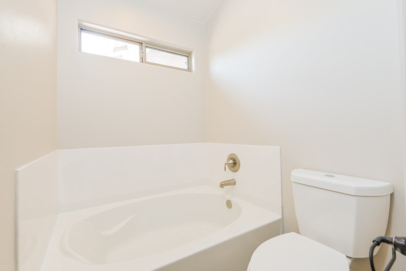 2,110/Mo, 991 E Mowry Wash Ln Sahuarita, AZ 85629 Bathroom View 2