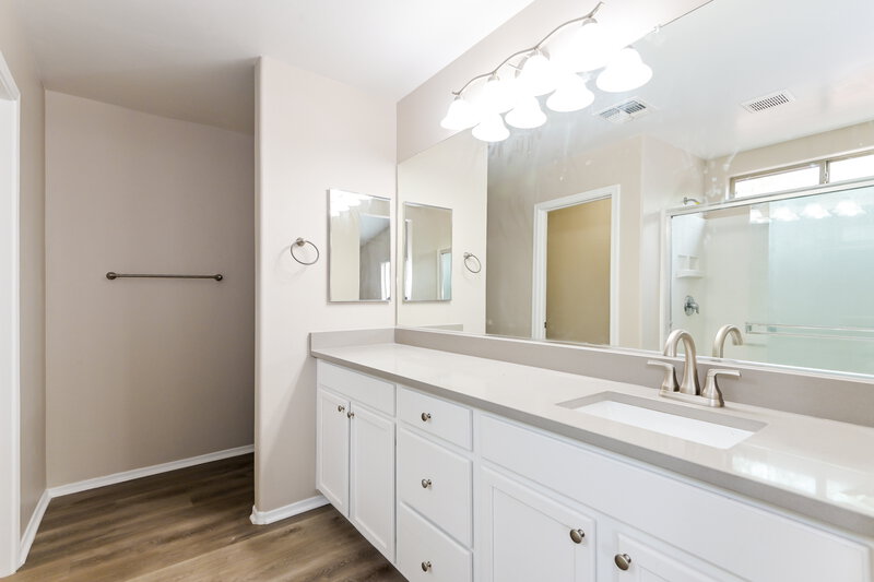 2,030/Mo, 70 W Calle Patio Lindo Sahuarita, AZ 85629 Main Bathroom View