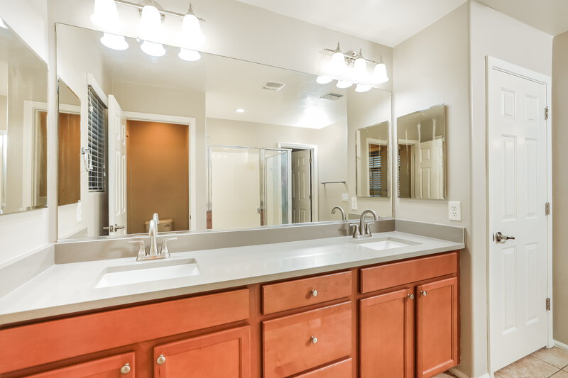 2,255/Mo, 6851 W Leeward Cove Way Tucson, AZ 85757 Main Bathroom View 2