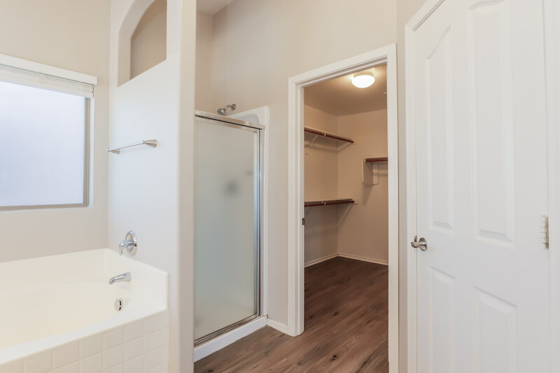 1,970/Mo, 355 E Camino del Abeto Sahuarita, AZ 85629 Main Bathroom View 2