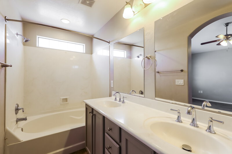2,480/Mo, 11320 W Cotton Bale Ln Marana, AZ 85653 Main Bathroom View