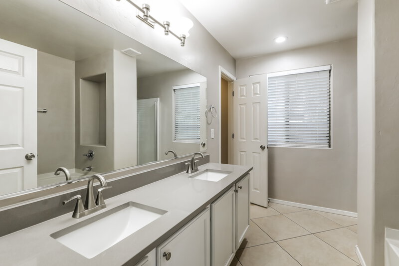 1,830/Mo, 7269 S Avenida de la Palmar Tucson, AZ 85746 Main Bathroom View 2