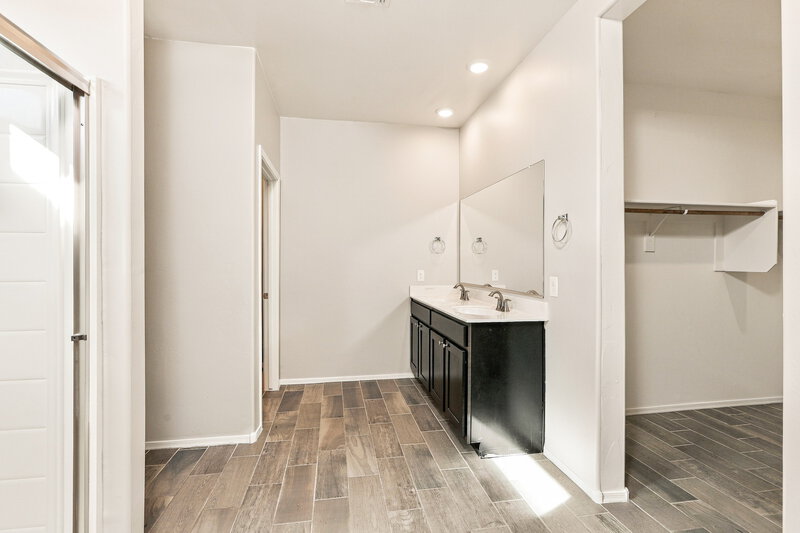 1,910/Mo, 7471 W Calle Aragon Tucson, AZ 85757 Primary Bathroom View