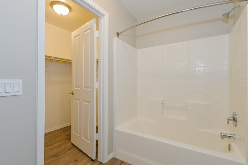 1,915/Mo, 18406 S Copper Basin Dr Green Valley, AZ 85614 Main Bathroom View
