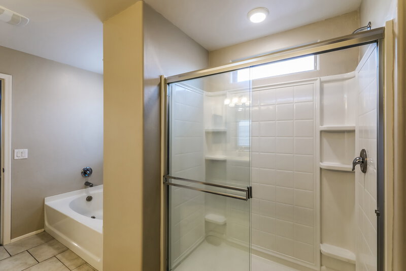 1,795/Mo, 207 E Calle Vivaz Green Valley, AZ 85614 Main Bathroom View