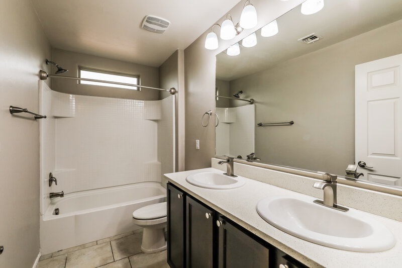 1,795/Mo, 207 E Calle Vivaz Green Valley, AZ 85614 Bathroom View