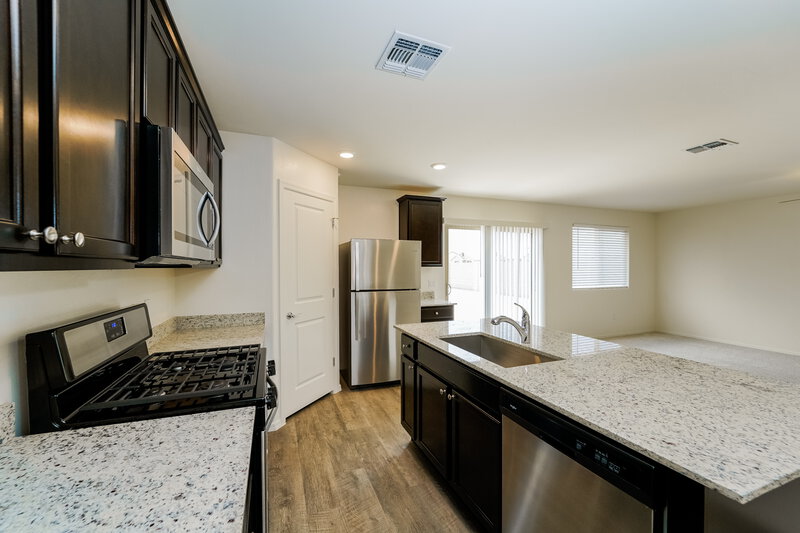 1,955/Mo, 7535 W Jeffrey Rd Tucson, AZ 85757 Kitchen View 2