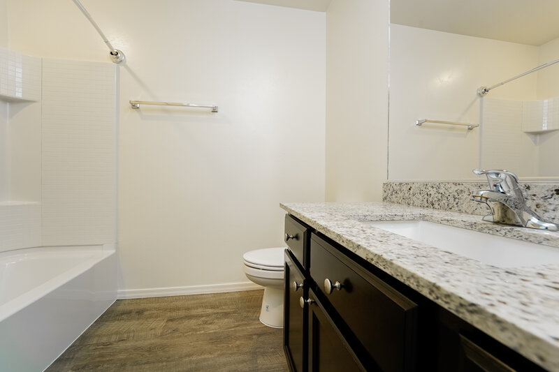 1,955/Mo, 7535 W Jeffrey Rd Tucson, AZ 85757 Bathroom View