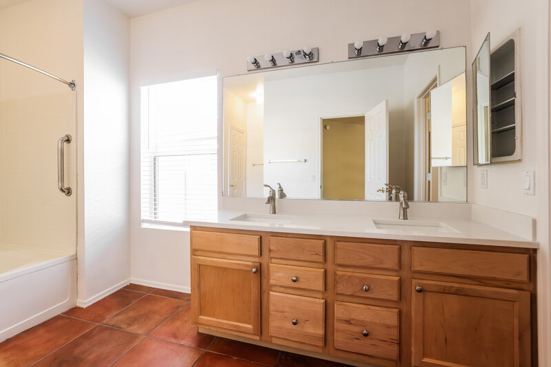 2,100/Mo, 10833 S Camino San Clemente Vail, AZ 85641 Main Bathroom View