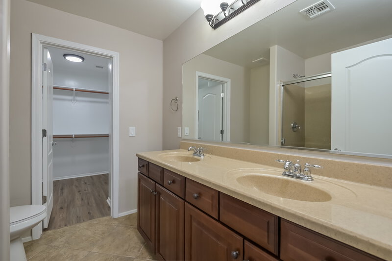 2,105/Mo, 121 W Calle Paso Suave Sahuarita, AZ 85629 Main Bathroom View