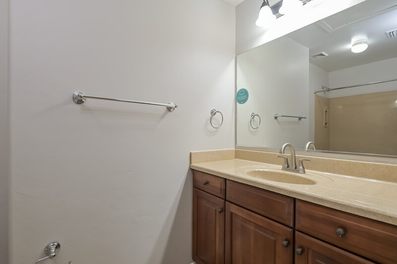 2,105/Mo, 121 W Calle Paso Suave Sahuarita, AZ 85629 Bathroom View